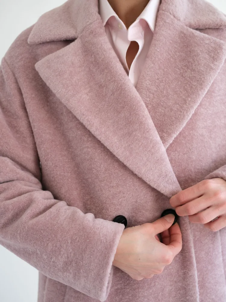 Пальто Данія пудрового кольору на утепленні